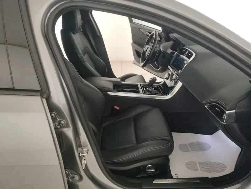 Jaguar XE usata a Alessandria (9)