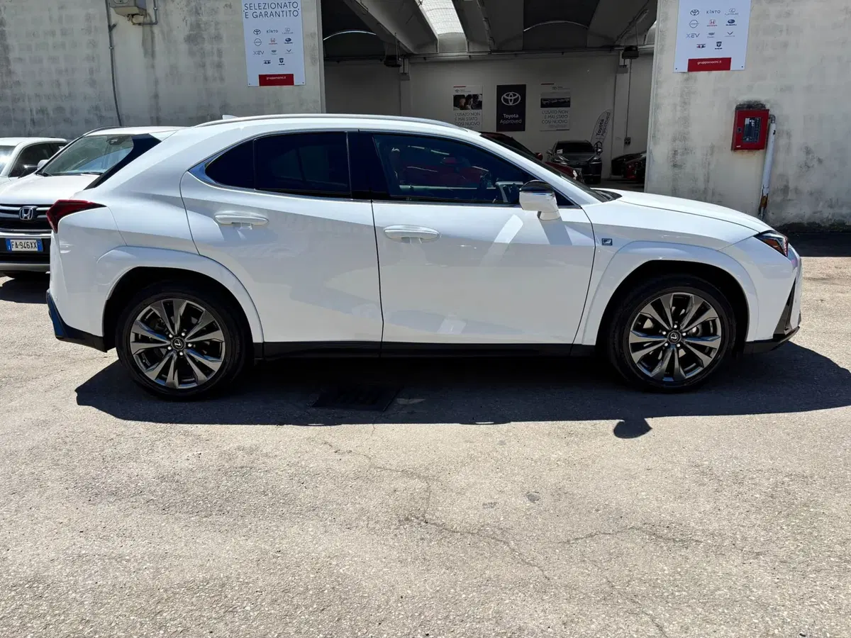 Lexus UX usata a Modena (5)