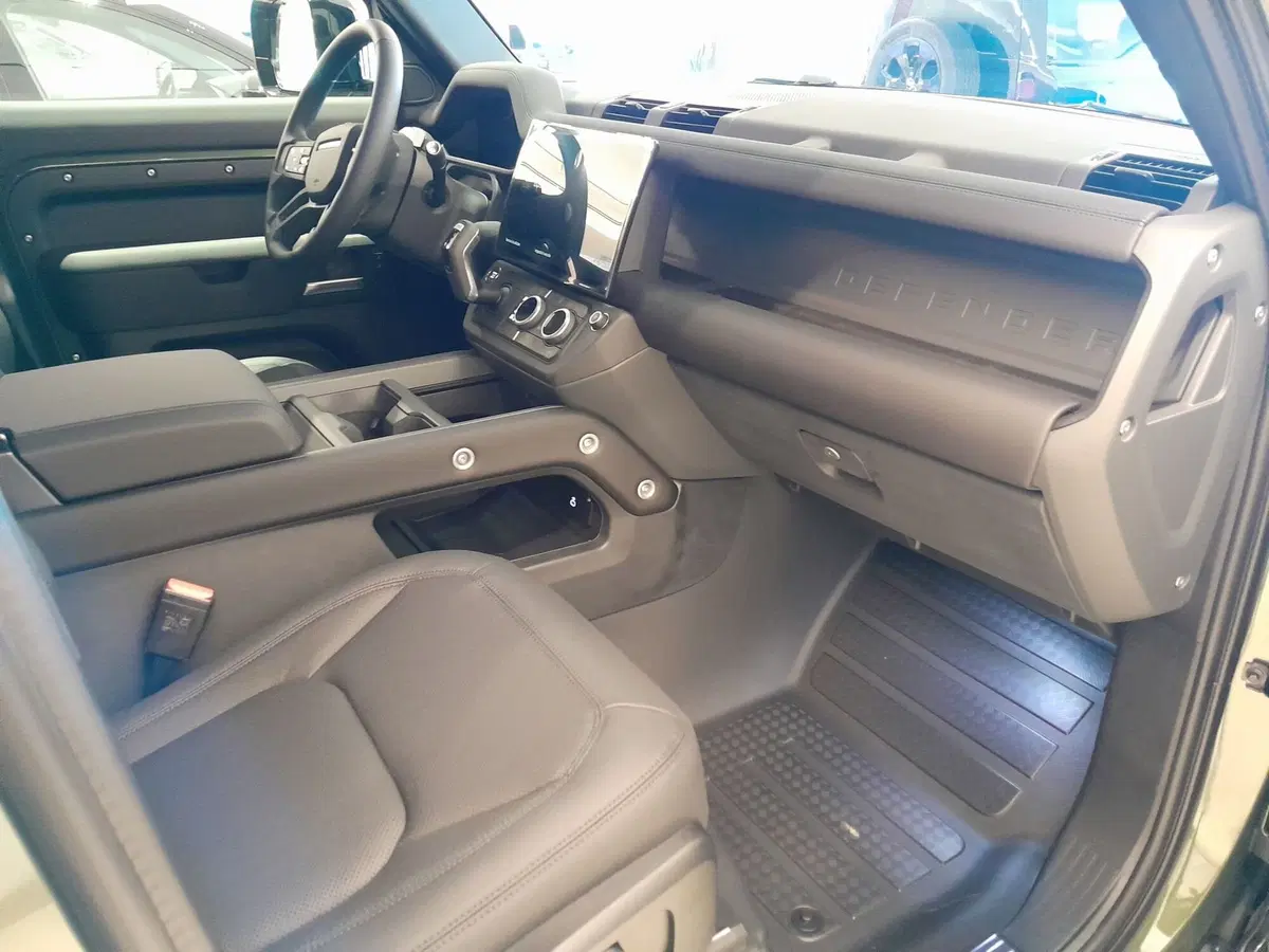 Land Rover Defender nuova a Cuneo (10)