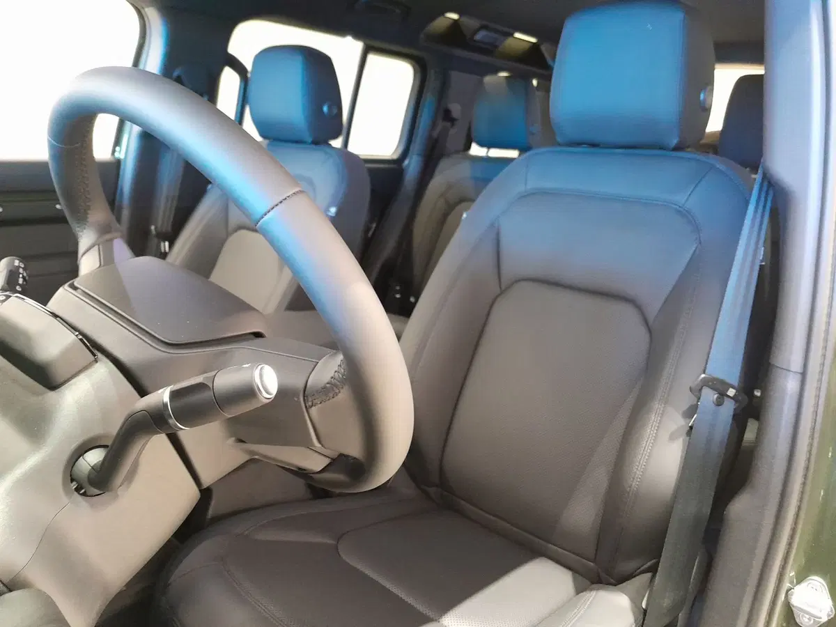 Land Rover Defender nuova a Cuneo (11)