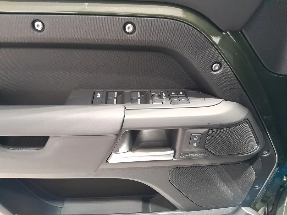 Land Rover Defender nuova a Cuneo (13)