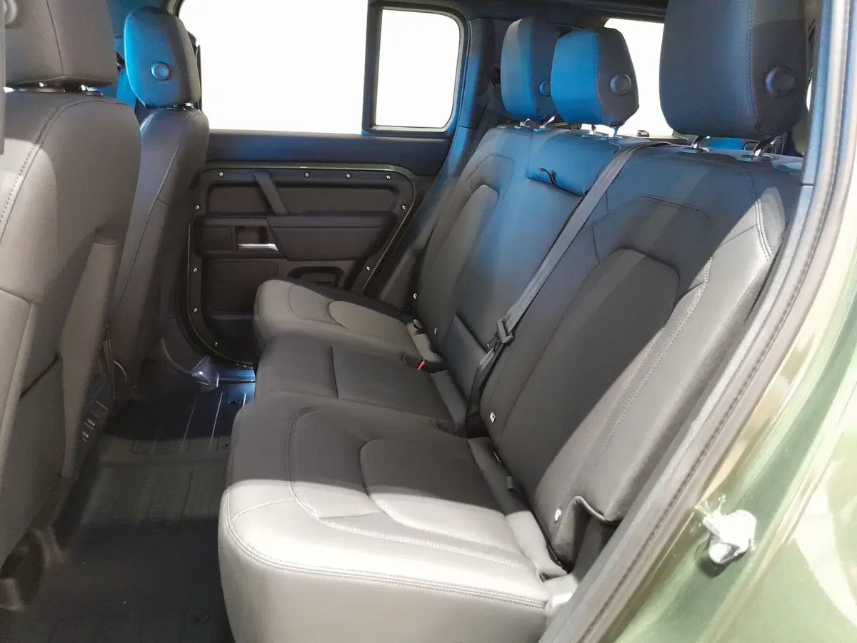 Land Rover Defender nuova a Cuneo (15)