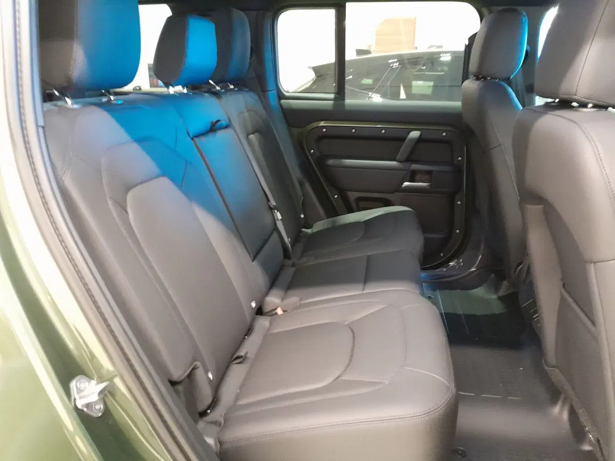Land Rover Defender nuova a Cuneo (16)
