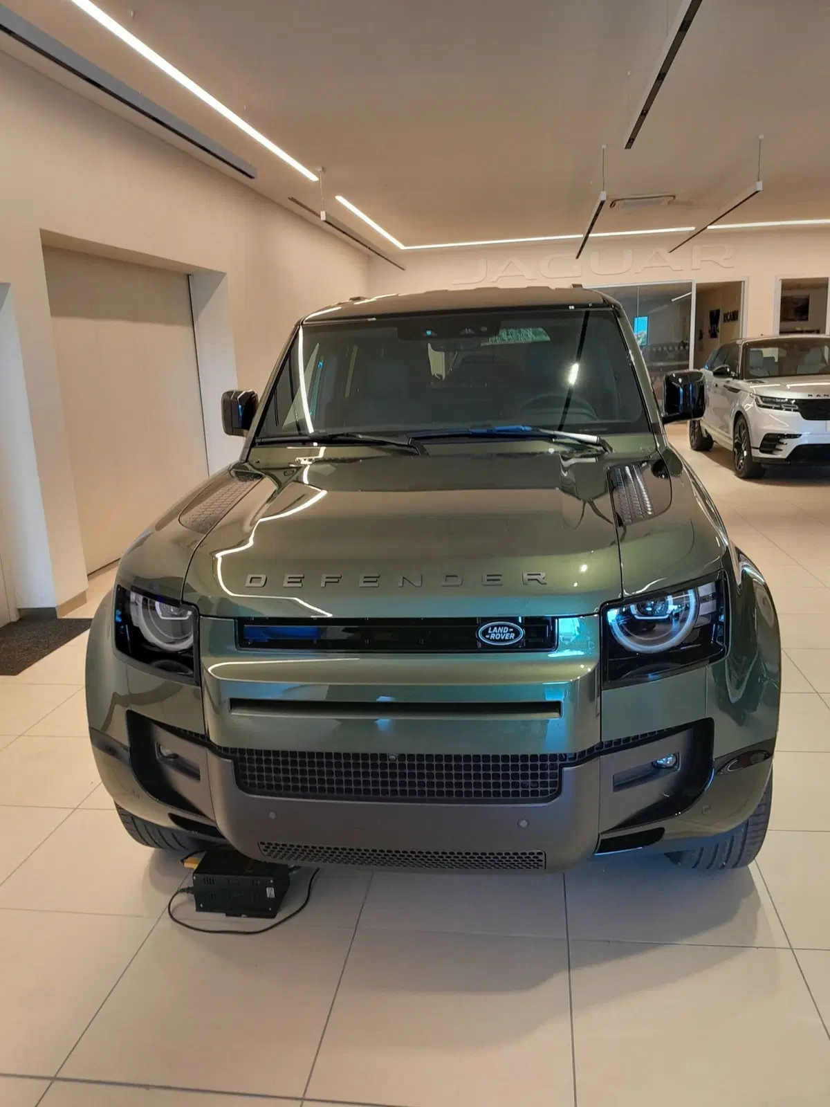 Land Rover Defender nuova a Cuneo (2)