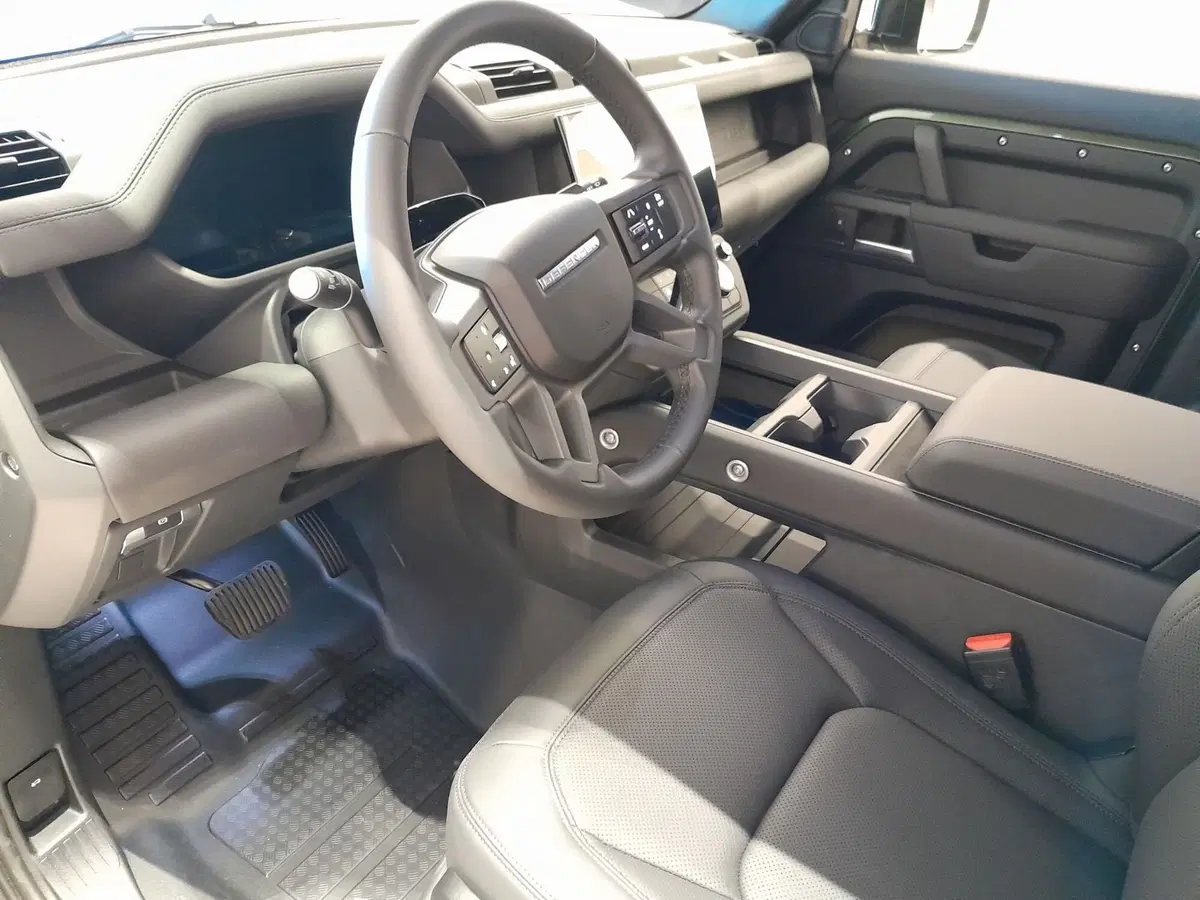 Land Rover Defender nuova a Cuneo (9)