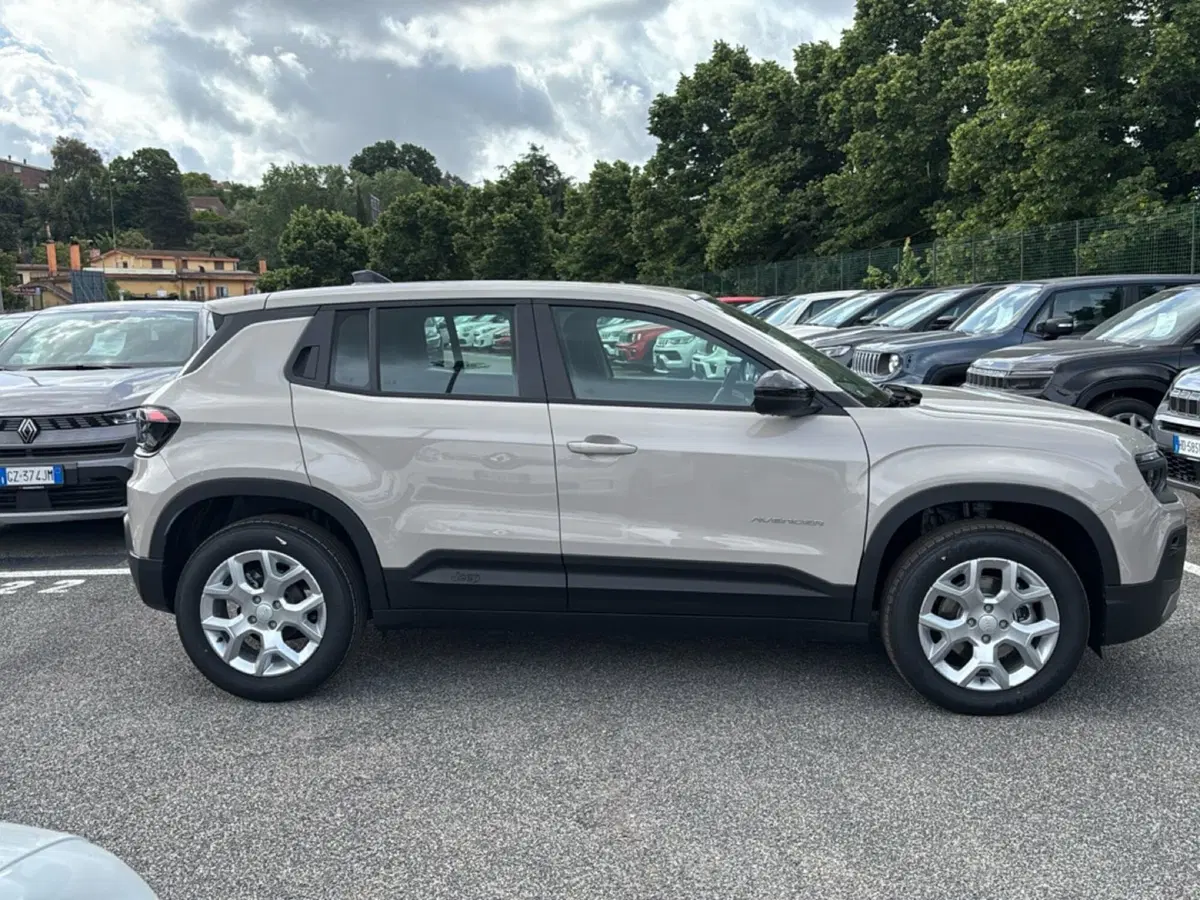 Jeep Avenger nuova a Roma (8)