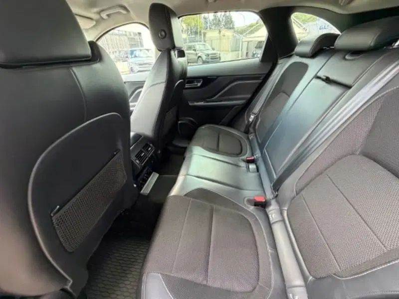 Jaguar F-Pace usata a Potenza (9)