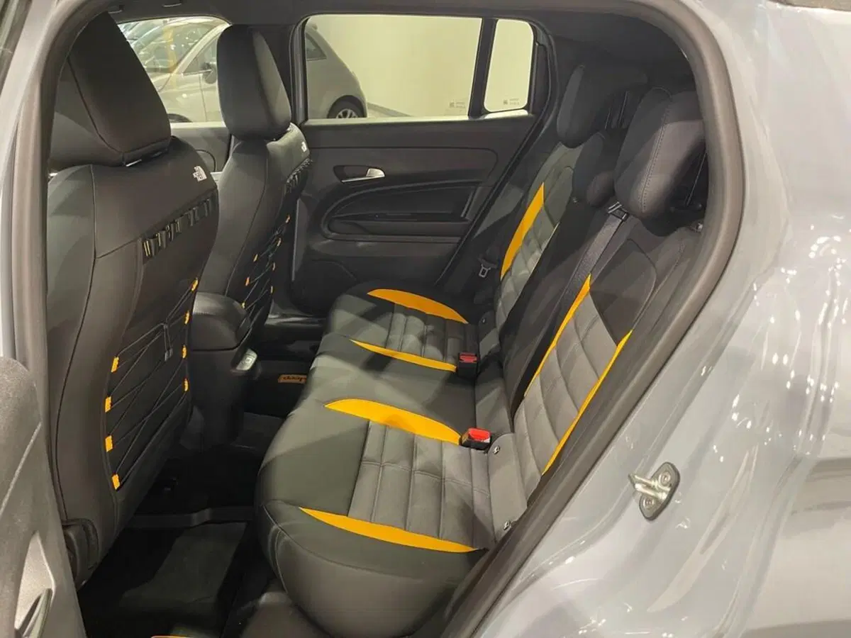 Jeep Avenger nuova a Sondrio (11)
