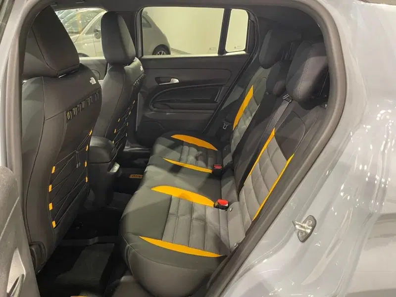 Jeep Avenger nuova a Sondrio (11)