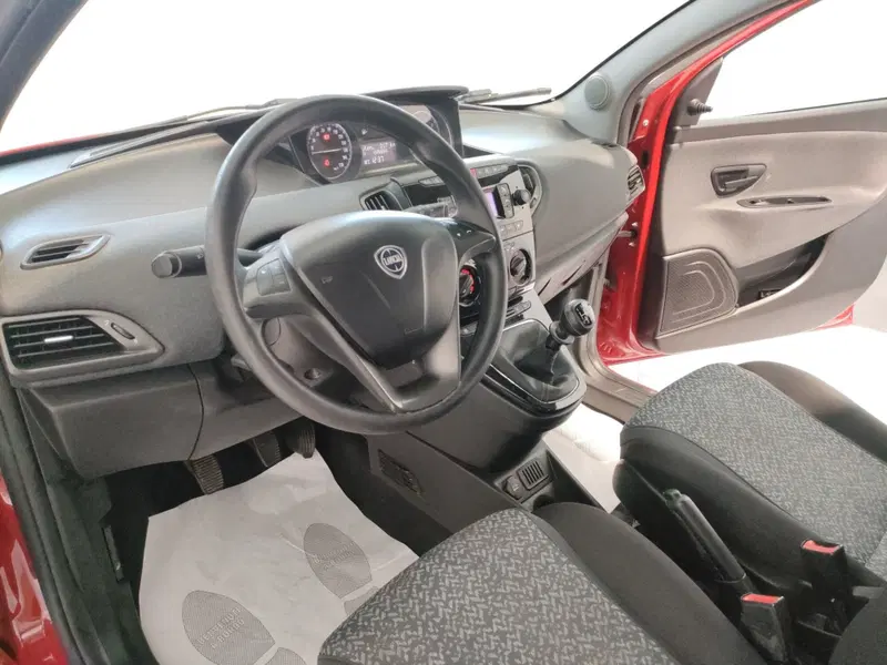 Lancia Ypsilon usata a L'Aquila (11)