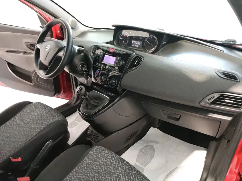 Lancia Ypsilon usata a L'Aquila (12)