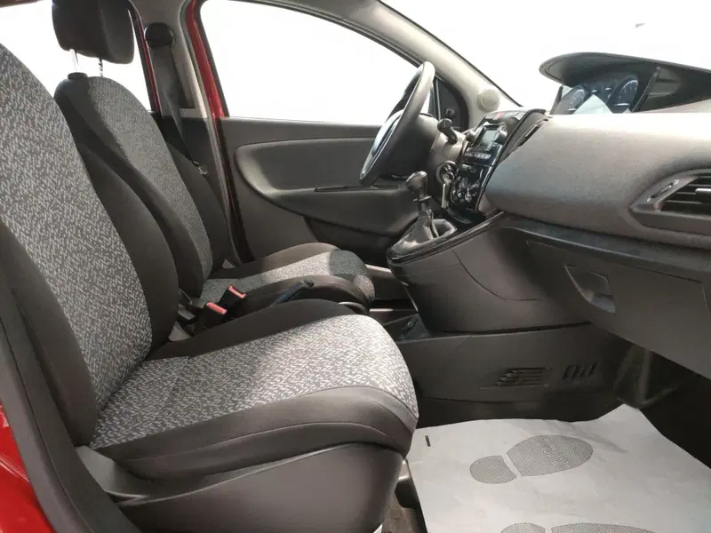 Lancia Ypsilon usata a L'Aquila (15)