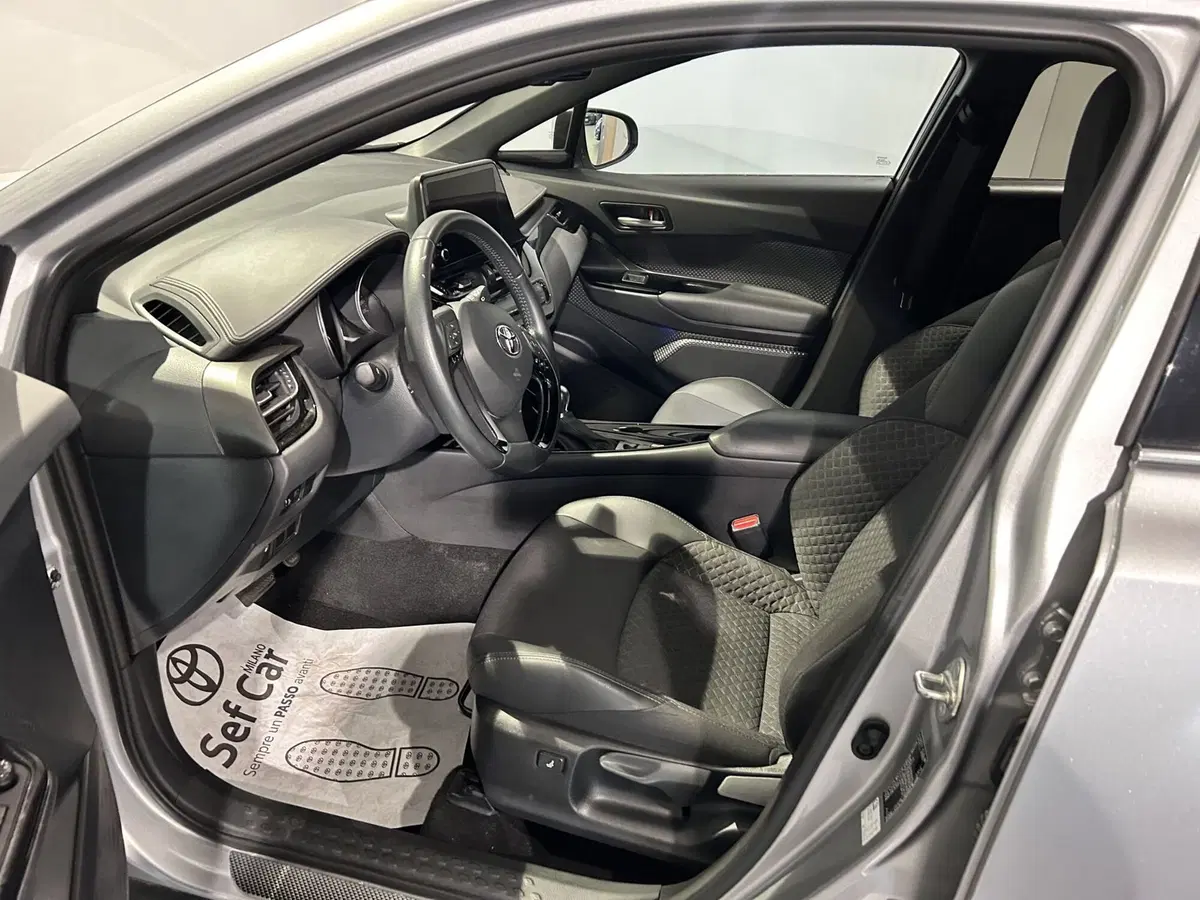 Toyota Toyota C-HR usata a Milano (12)