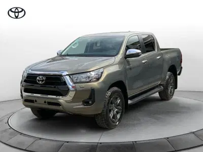 Toyota Hilux 2.8 d-4d 48V double cab Lounge auto nuova a Perugia