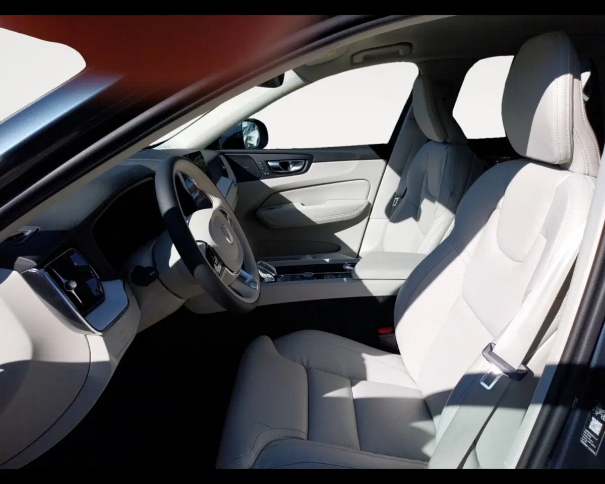 Volvo XC60 nuova a Ravenna (10)