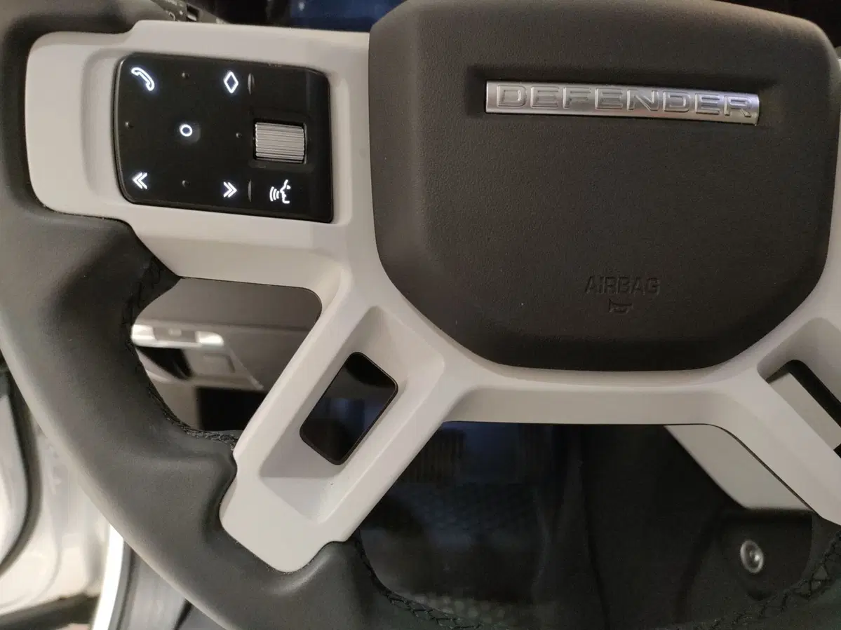 Land Rover Defender usata a Lecco (18)