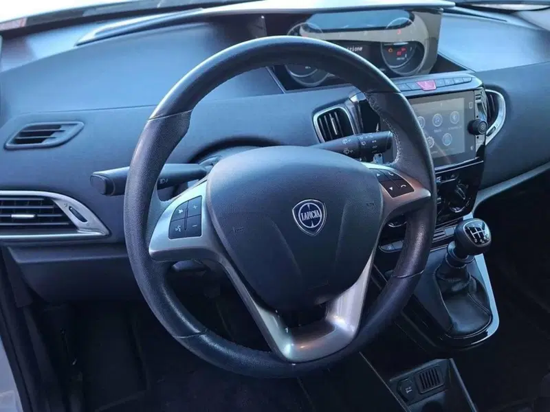 Lancia Ypsilon usata a Torino (12)