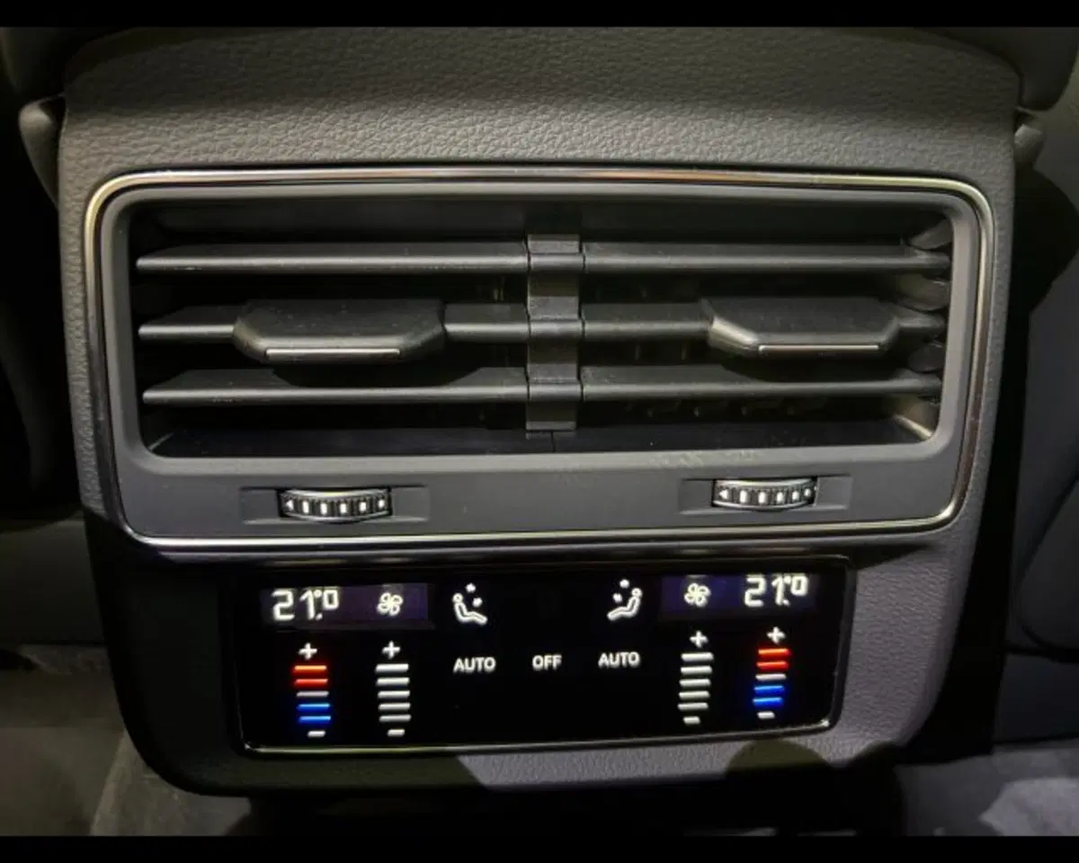 Audi SQ7 nuova a Treviso (9)
