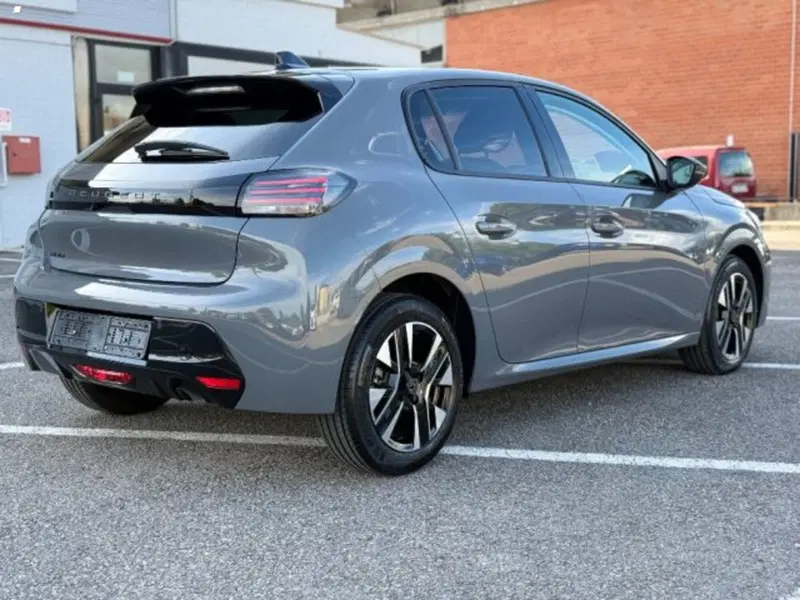 Peugeot 208 nuova a Lucca (4)