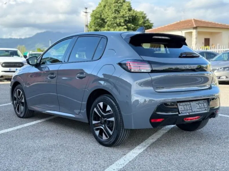 Peugeot 208 nuova a Lucca (5)