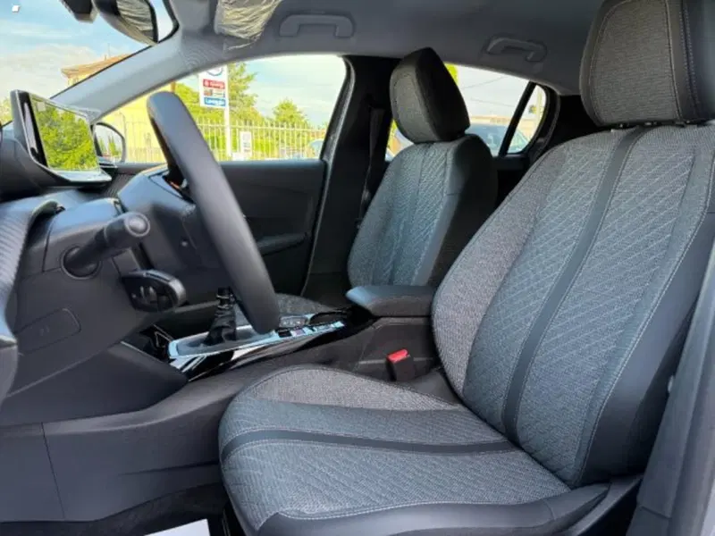 Peugeot 208 nuova a Lucca (8)