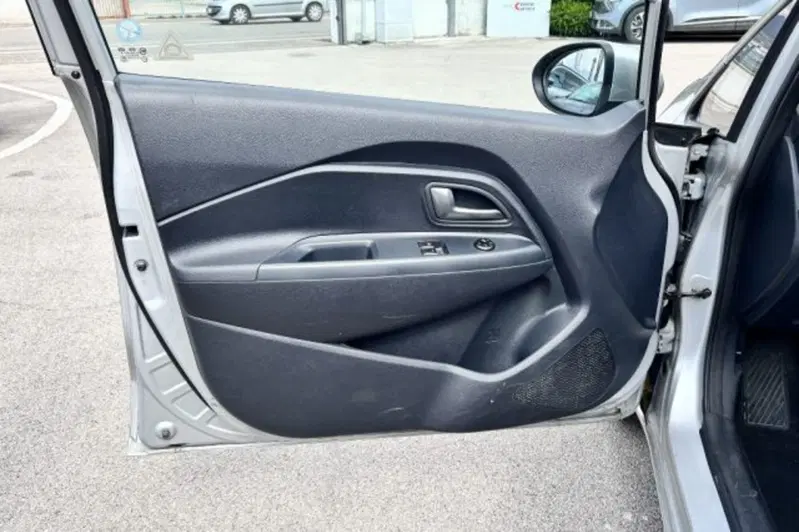 Kia Rio usata a Latina (12)