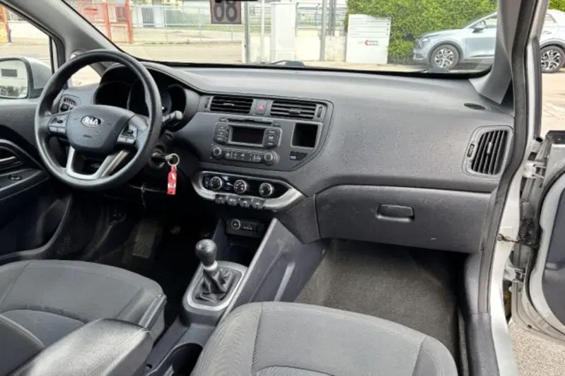 Kia Rio usata a Latina (9)