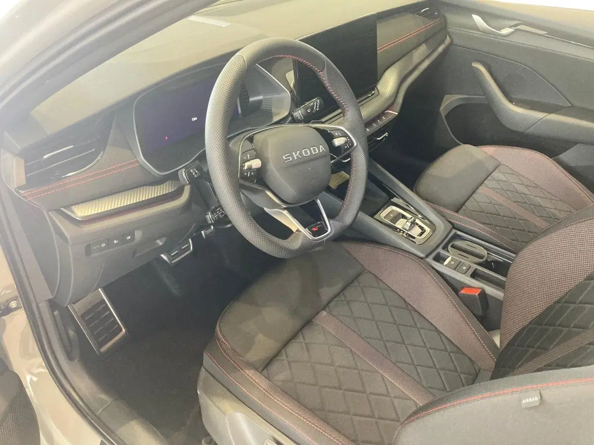 Skoda Octavia Station Wagon nuova a Prato (10)
