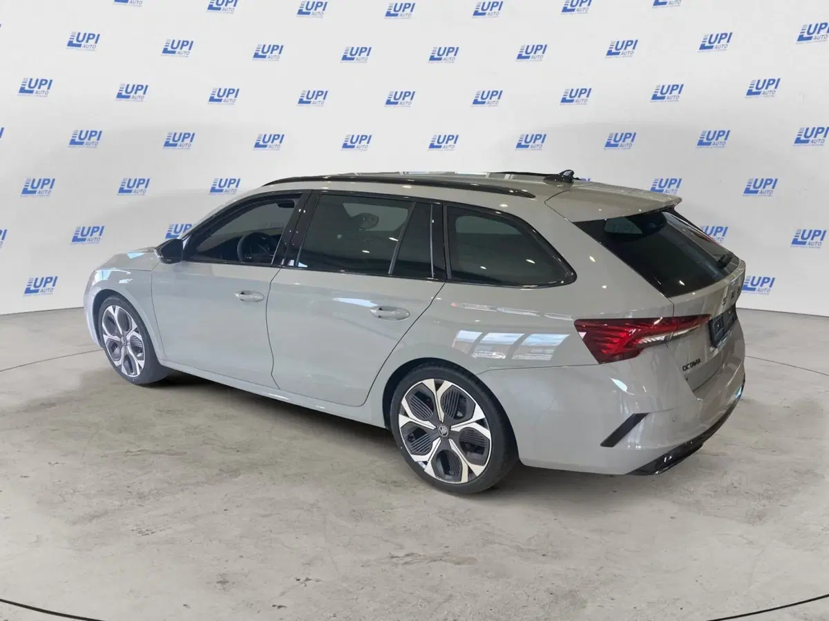 Skoda Octavia Station Wagon nuova a Prato (2)