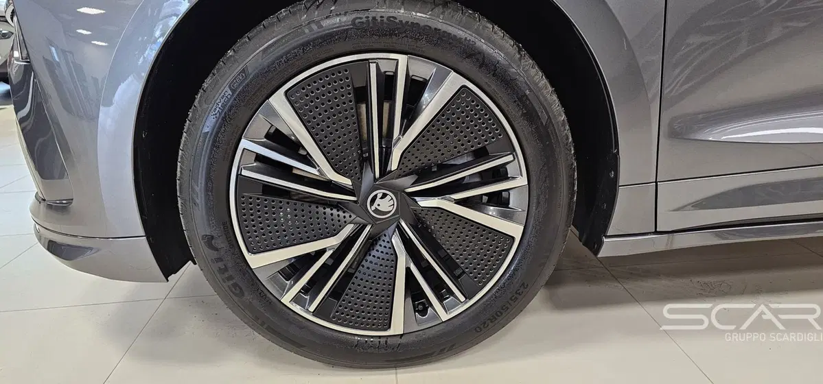 Skoda Enyaq nuova a Livorno (9)