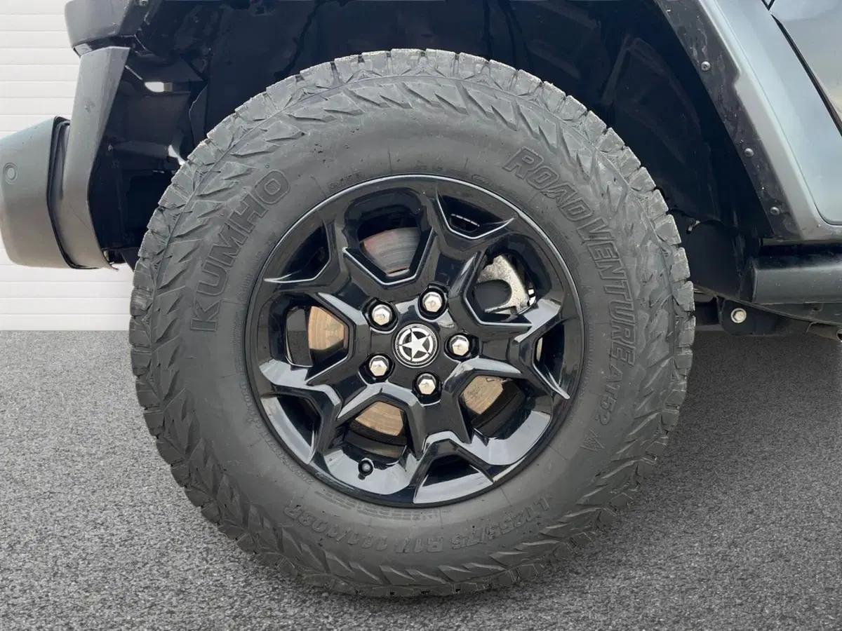 Jeep Wrangler Unlimited usata a Bari (6)