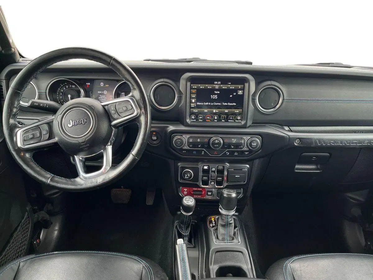 Jeep Wrangler Unlimited usata a Bari (8)