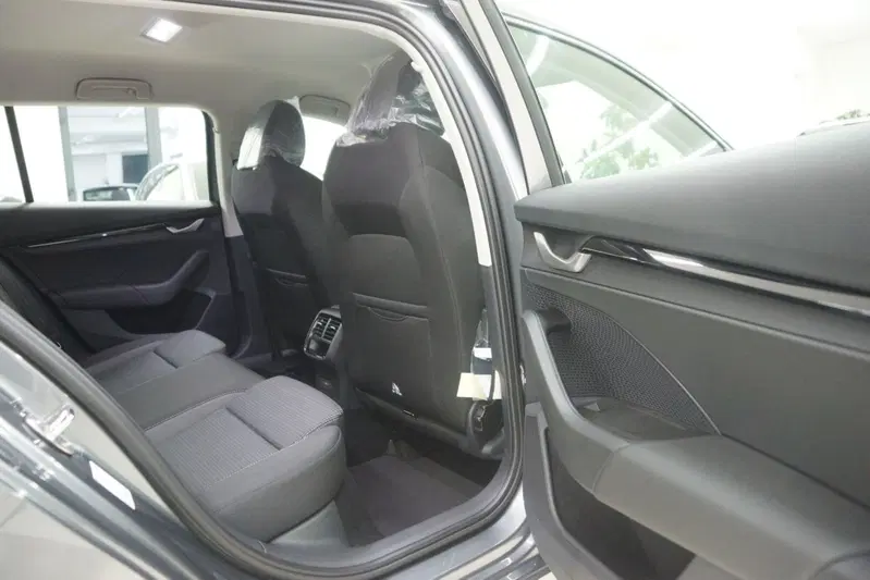 Skoda Octavia Station Wagon nuova a Torino (11)