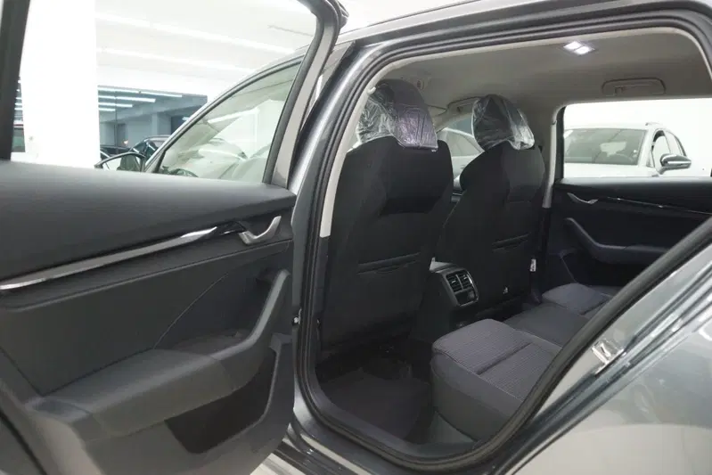 Skoda Octavia Station Wagon nuova a Torino (8)