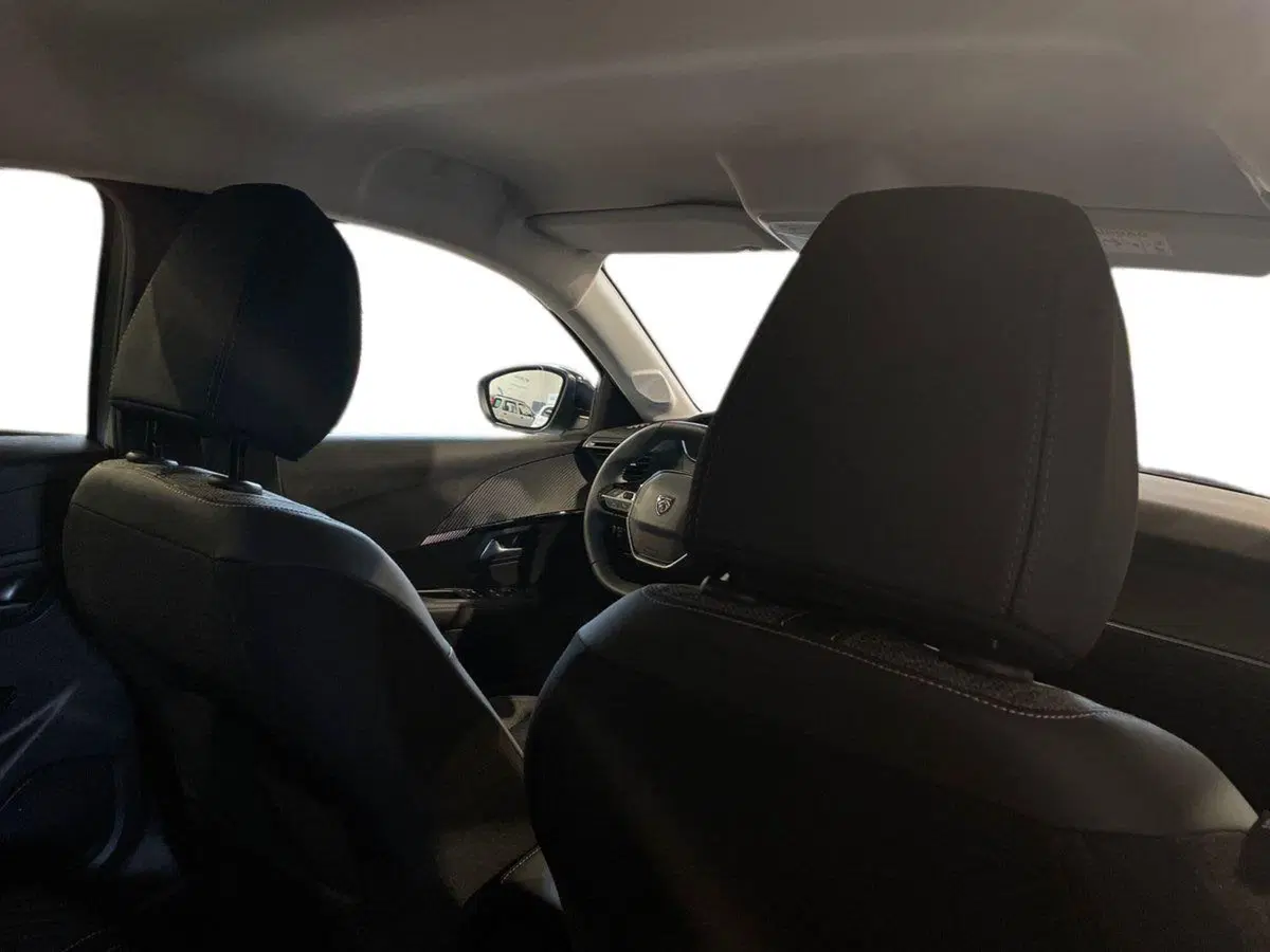 Peugeot 208 nuova a Salerno (17)