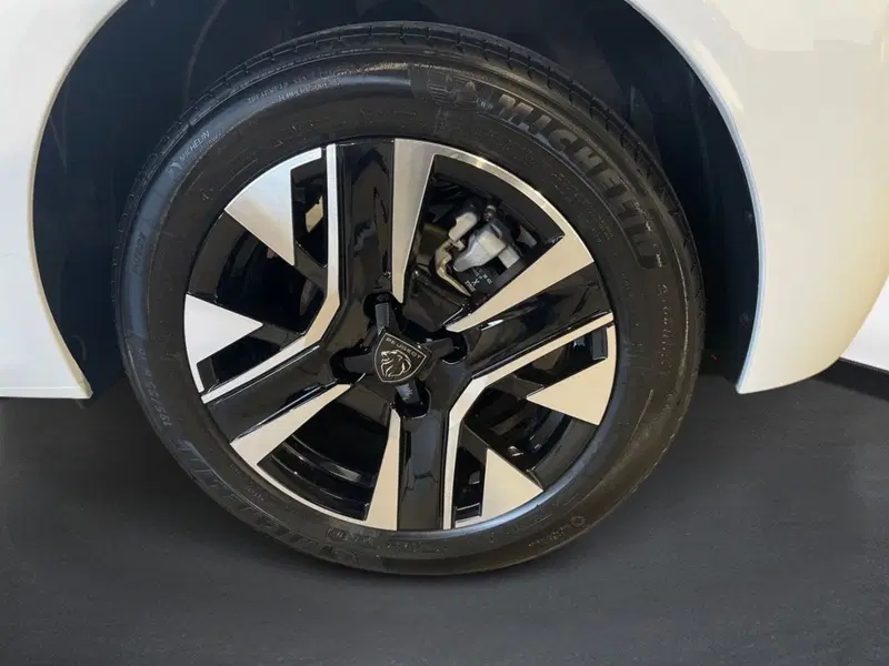 Peugeot 208 nuova a Salerno (8)