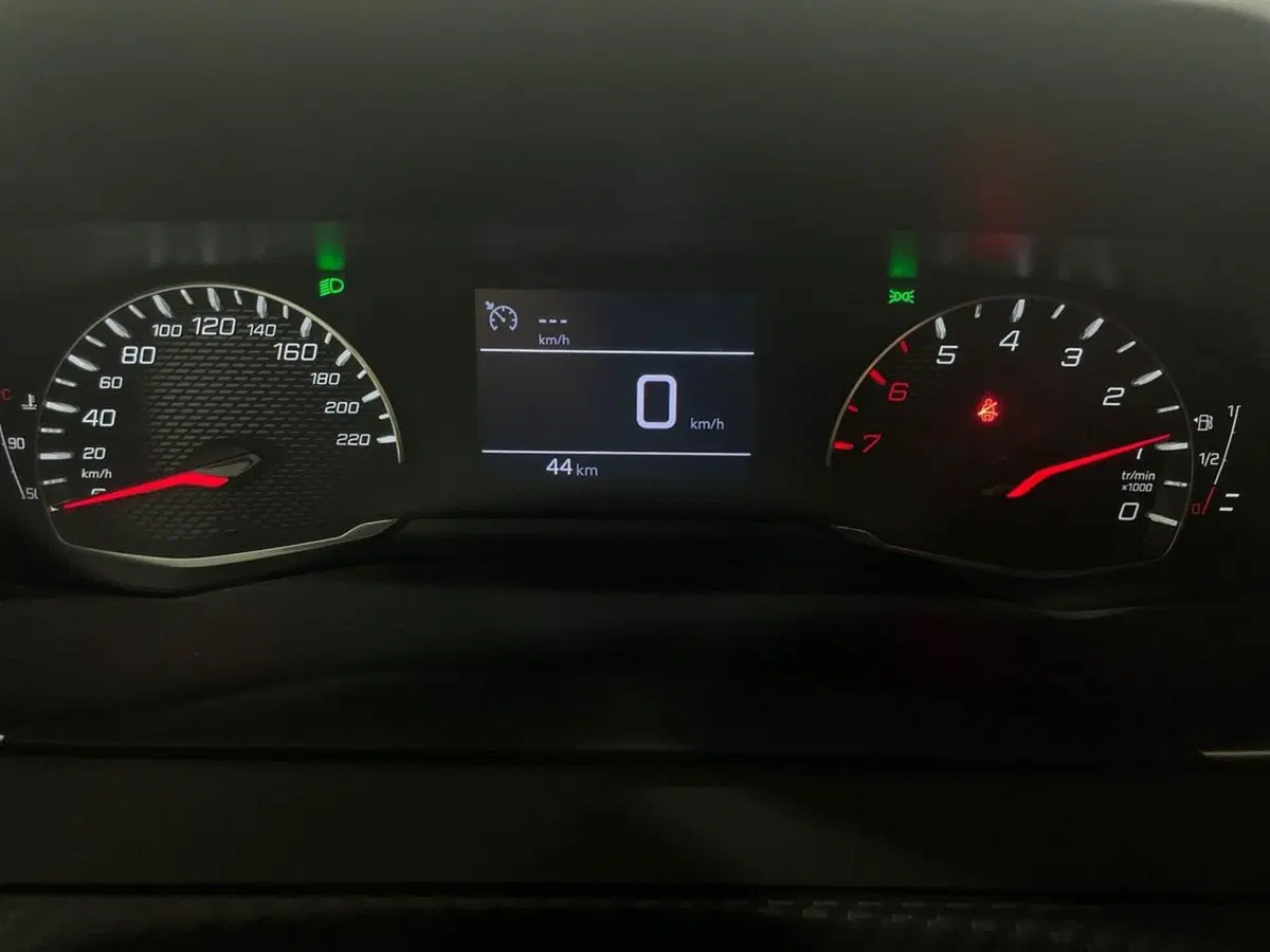 Peugeot 208 nuova a Salerno (12)