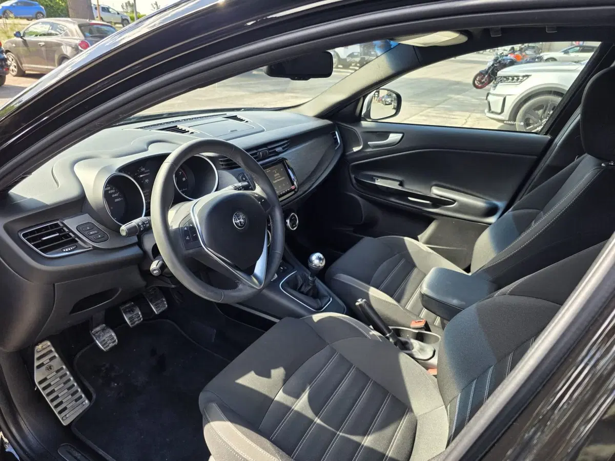 Alfa Romeo Giulietta usata a Rimini (10)