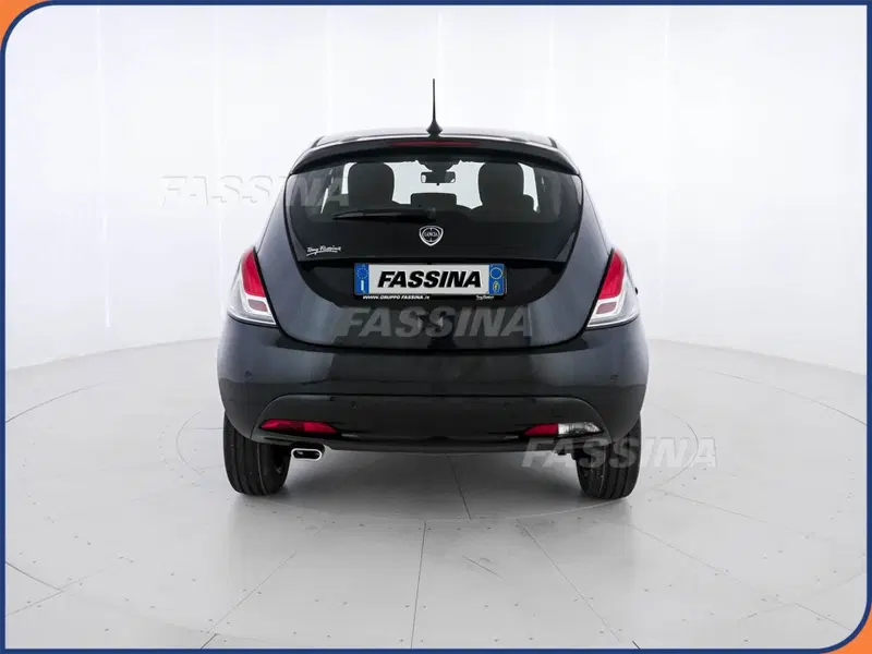 Lancia Ypsilon usata a Milano (5)