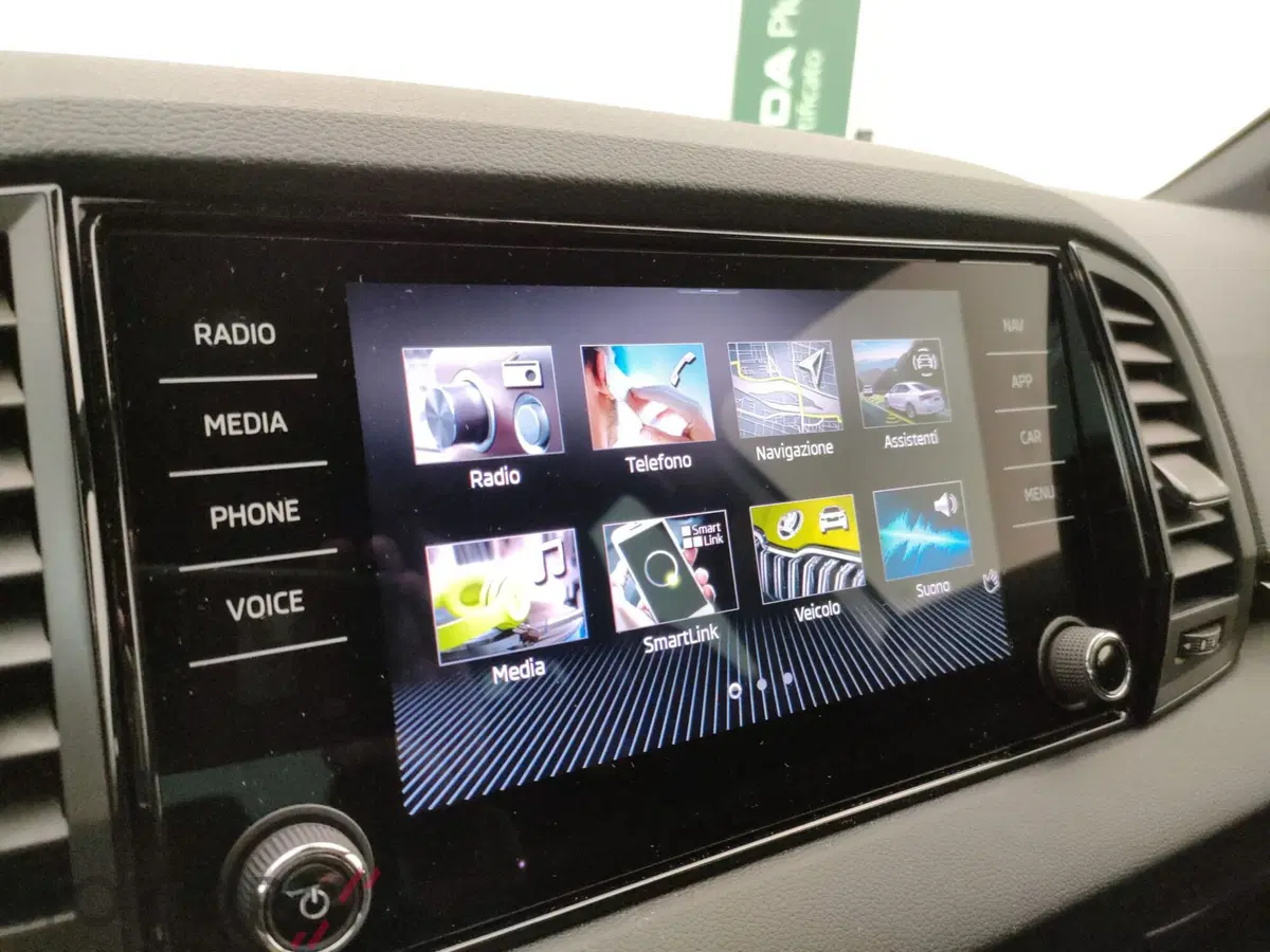 Skoda Karoq nuova a Varese (14)