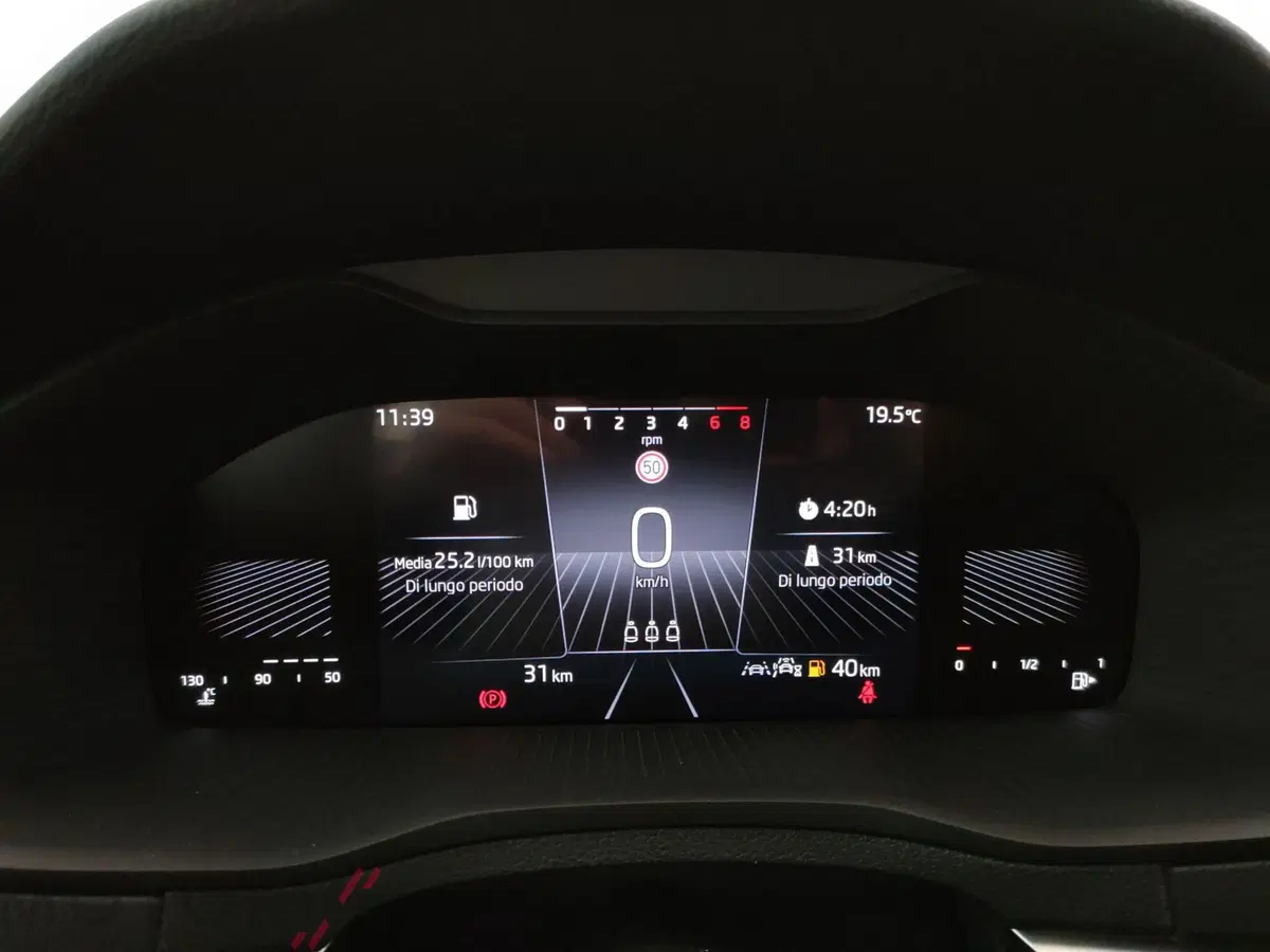 Skoda Karoq nuova a Varese (17)