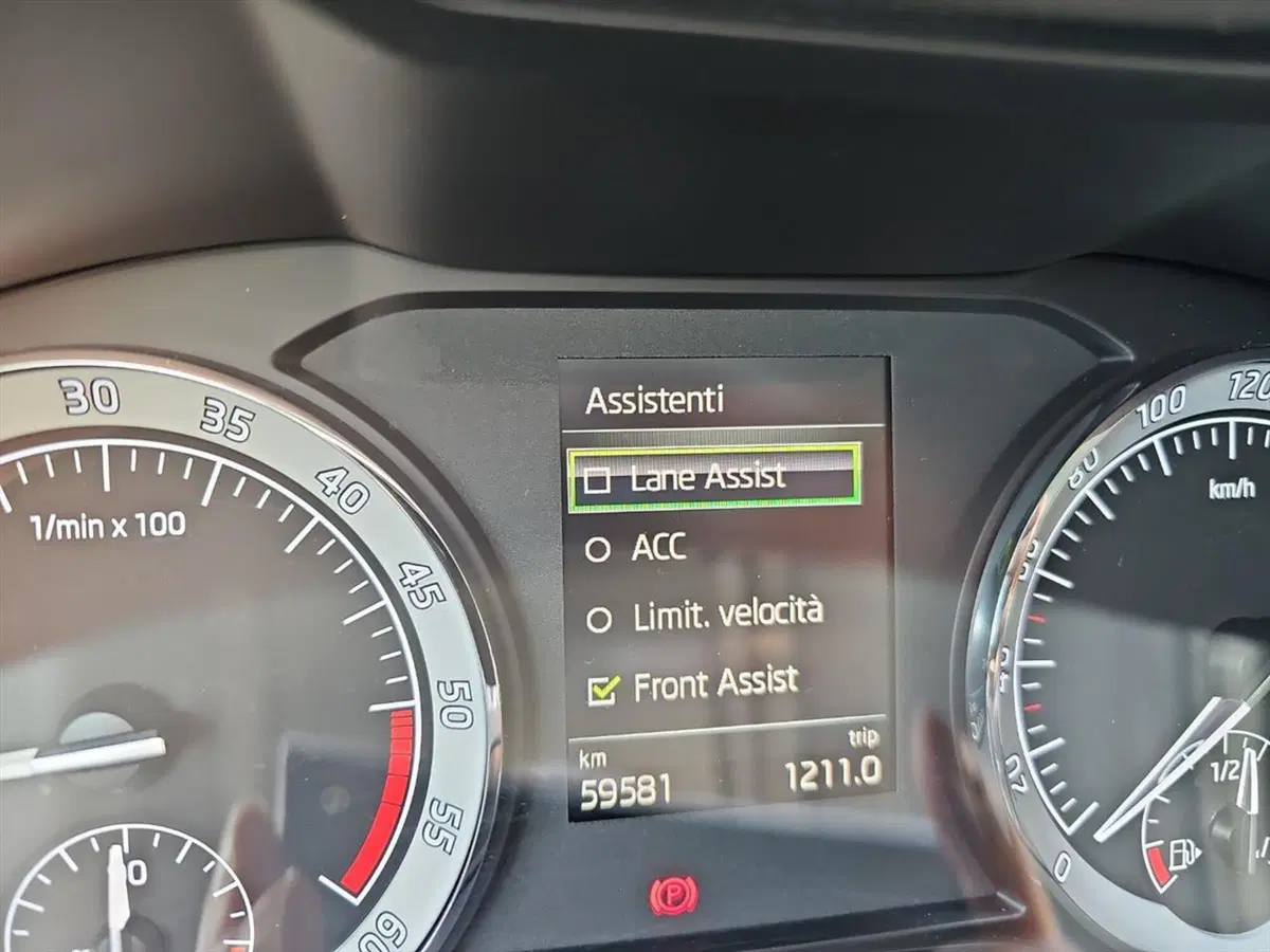 Skoda Karoq usata a Lecco (15)