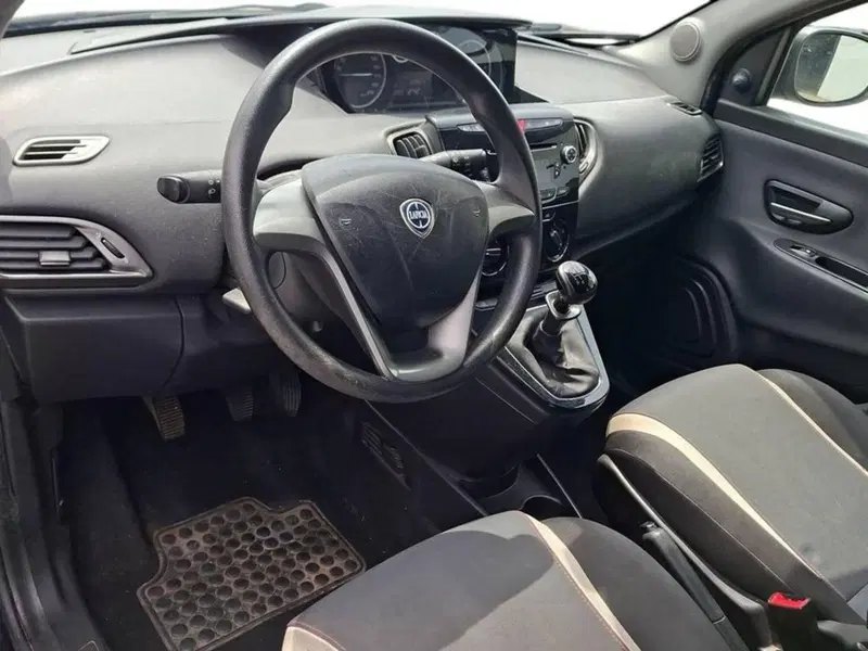 Lancia Ypsilon usata a Torino (11)