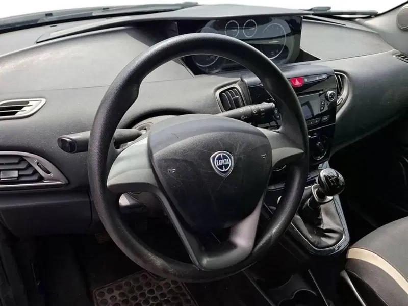 Lancia Ypsilon usata a Torino (12)