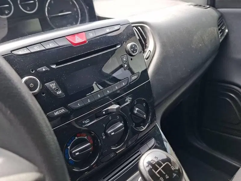 Lancia Ypsilon usata a Torino (9)