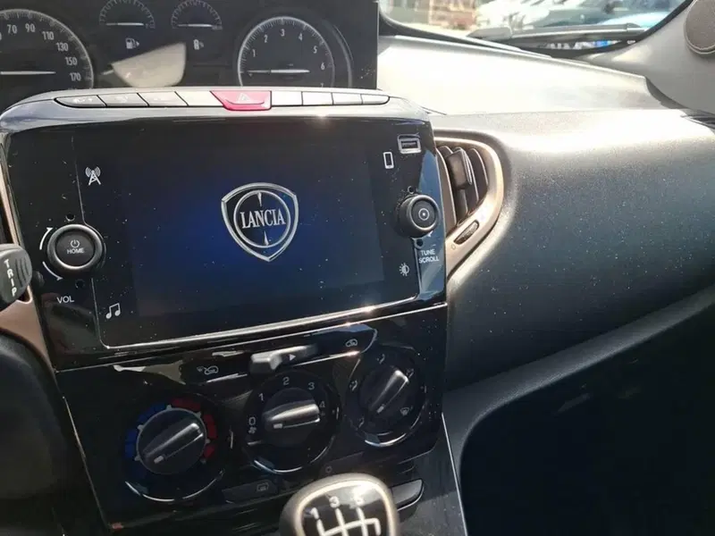 Lancia Ypsilon usata a Torino (9)