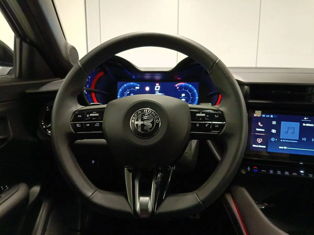 Alfa Romeo Junior nuova a Macerata (16)
