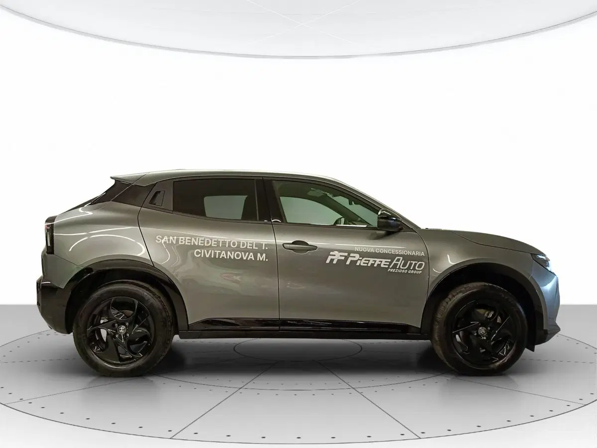 Alfa Romeo Junior nuova a Macerata (5)