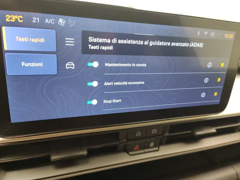 Jeep Avenger usata a Como (17)