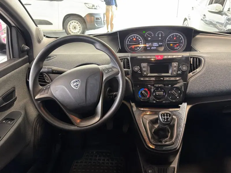 Lancia Ypsilon usata a Pisa (7)